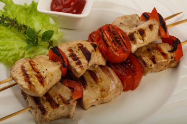 Izgara hindi şişleri