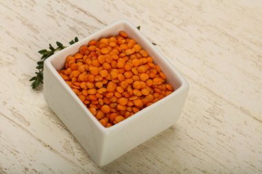 Kabın içinde portakal mercimek