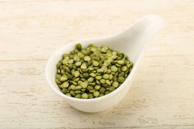 yeşil bezelyeler kasede