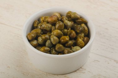 Kasede marine edilmiş kapari. 