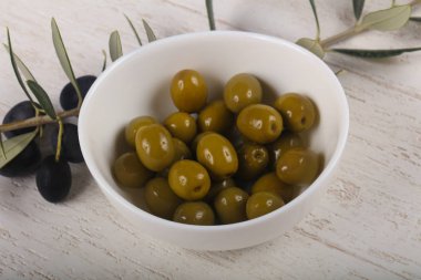 kabın içinde yeşil zeytin