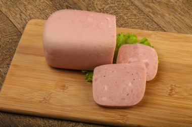 Jambon salata yaprakları üzerinde