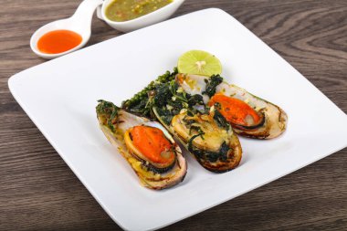 Ispanaklı pişmiş midye