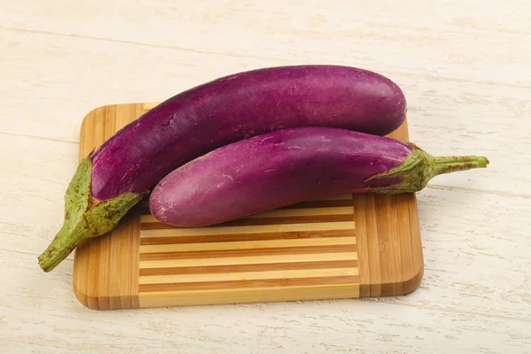 Сырые фиолетовые баклажаны — стоковое фото