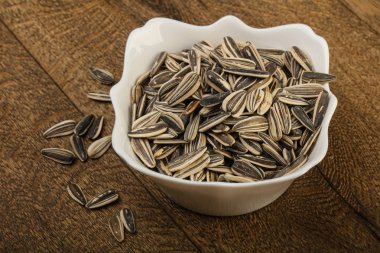 Kabın içinde ayçiçeği tohumu 