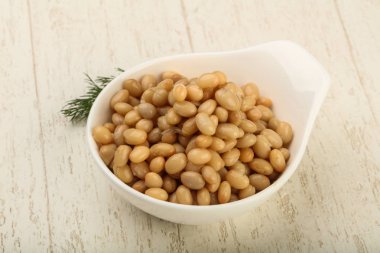 Kabın içinde beyaz barbunya fasulyesi