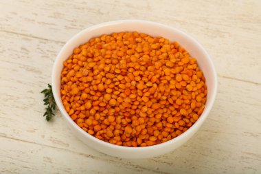 Kabın içinde portakal mercimek