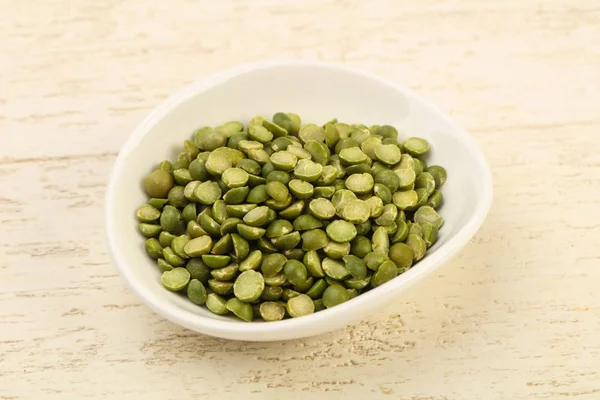 Green peas in the bowl — Stock Photo, Image