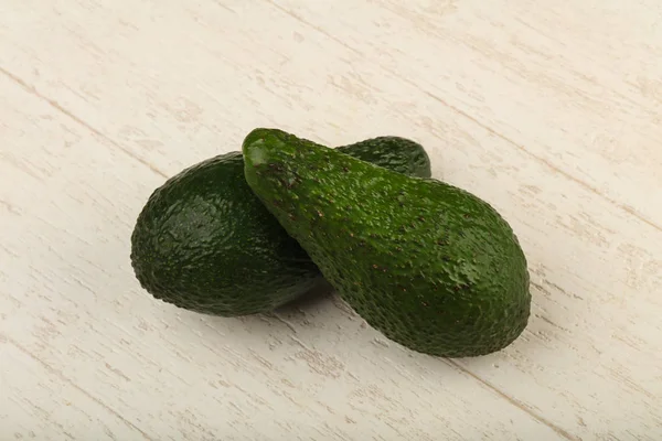 İki yeşil avokado — Stok fotoğraf