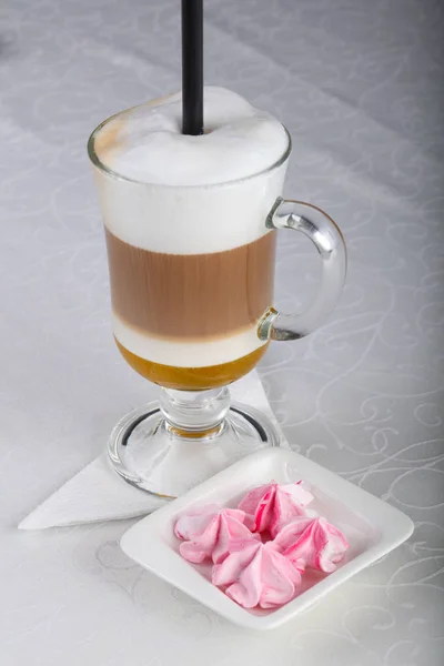 Café com leite com caramelo — Fotografia de Stock