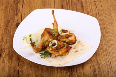 Izgara kızarmış bıldırcın