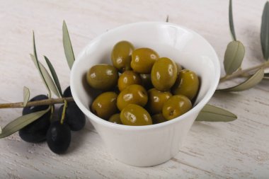 kabın içinde yeşil zeytin 