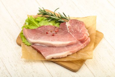 pişmemiş domuz biftek