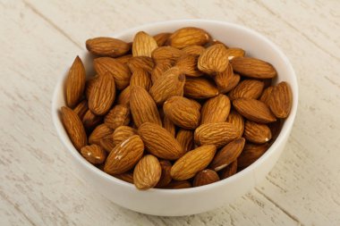 Kabın içinde olgunlaşmış badem