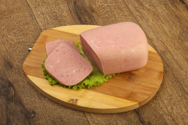 Jambon salata yaprakları üzerinde