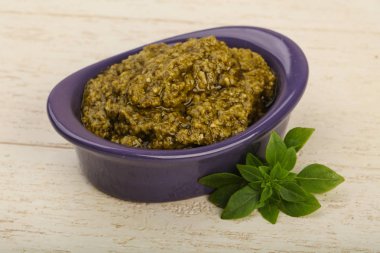 Pesto sos kabın içinde