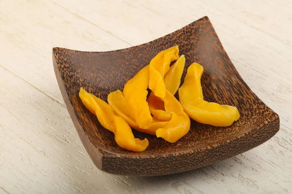 Сухие чипсы манго — стоковое фото