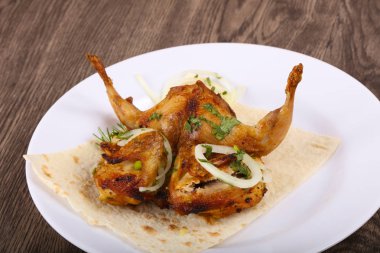 Izgara kızarmış bıldırcın