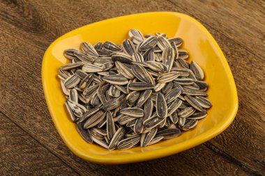 Kabın içinde ayçiçeği tohumu