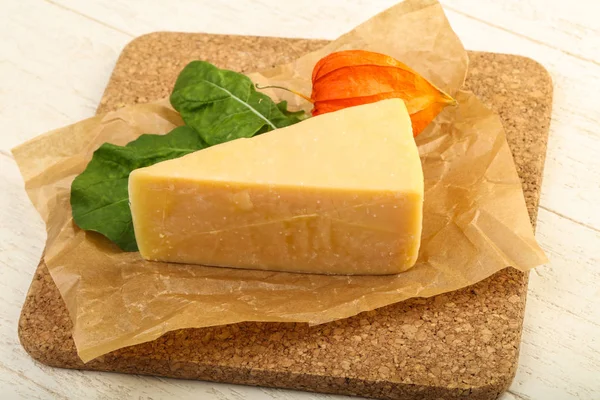 Parmezaanse kaas stuk — Stockfoto