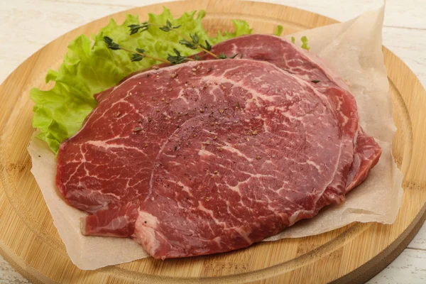 Ruwe rundvlees schnitzel — Stockfoto