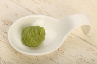 Baharatlı Wasabi sosu kabın içinde 