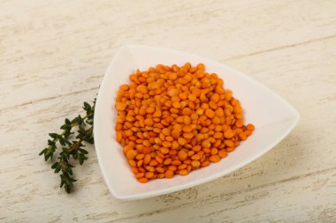 Kabın içinde portakal mercimek