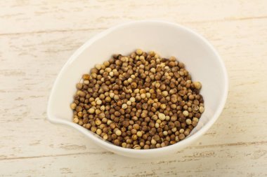 Kabın içinde kişniş tohumu