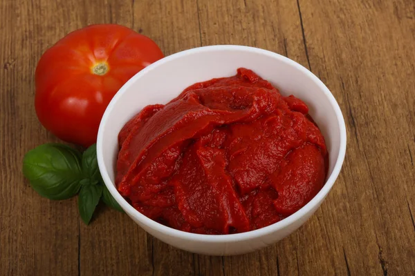 Koncentrat pomidorowy w misce — Zdjęcie stockowe