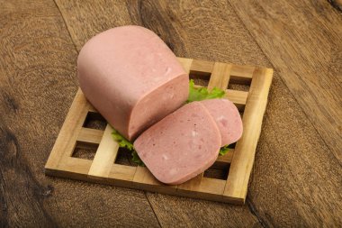 Dilimlenmiş jambon sosis