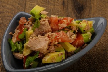 Ton balığı ve Avokado salatası