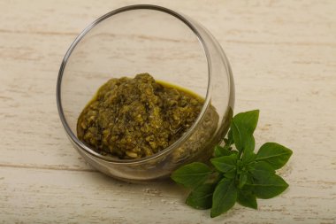 Pesto sos kabın içinde