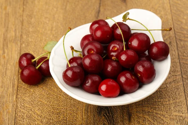 Cherry bessen in de kom — Stockfoto