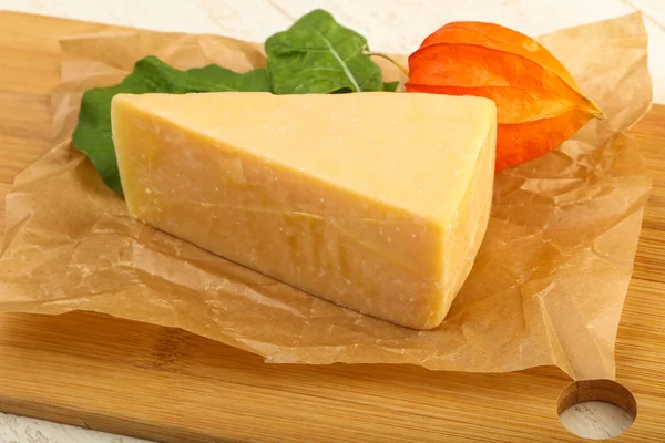 Pieza de queso parmesano —  Fotos de Stock