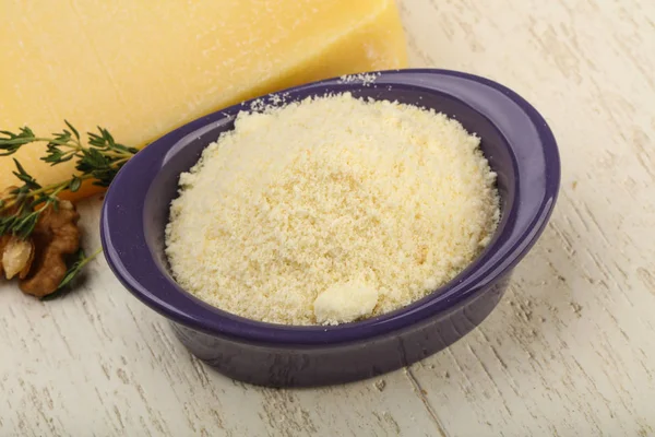 Сиру пармезан, тертого сиру — стокове фото