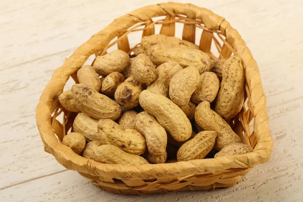 Ungeschälte Erdnüsse im Korb — Stockfoto