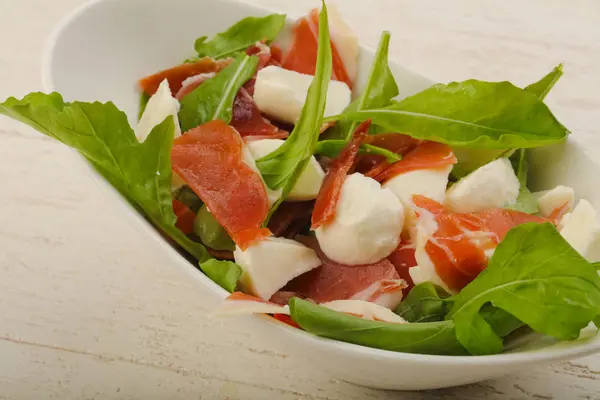 Ensalada con proscuitto, mozzarella —  Fotos de Stock