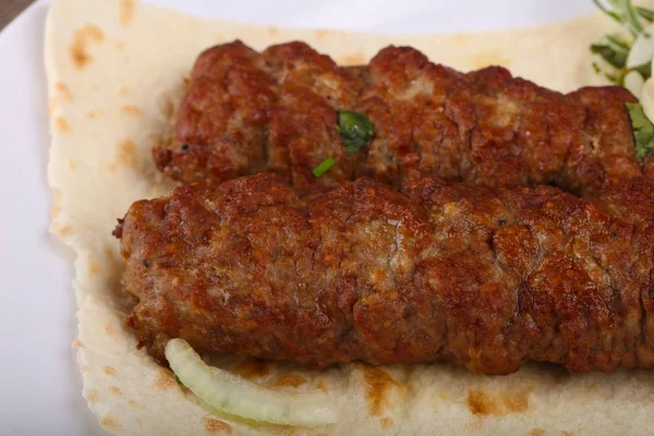 Gorący soczysty Kebab z grilla — Zdjęcie stockowe