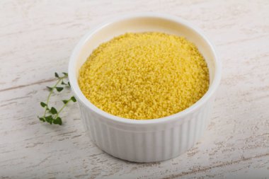 Kabın içinde ham kuskus 