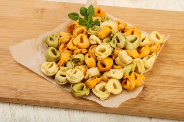 Fesleğenli ham tortellini