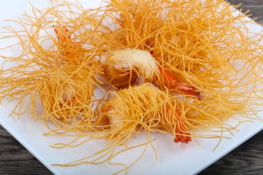 Erişte ve sarılı karides