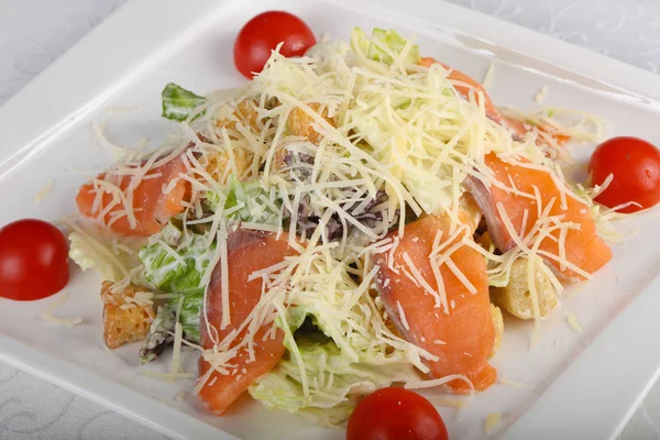 Вкусный салат из лосося цезаря — стоковое фото