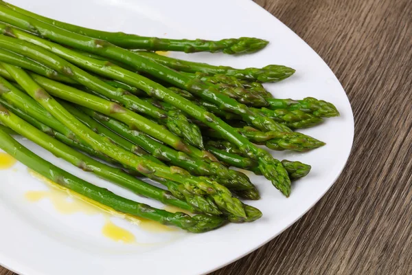 Gekookte asperges met olijfolie — Stockfoto