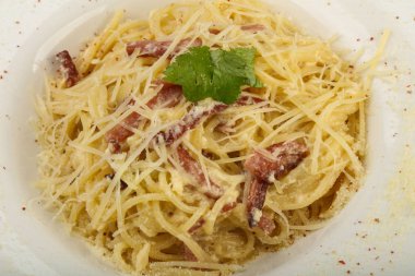 Lezzetli makarna carbonara fesleğen ile parmesan peyniri ile