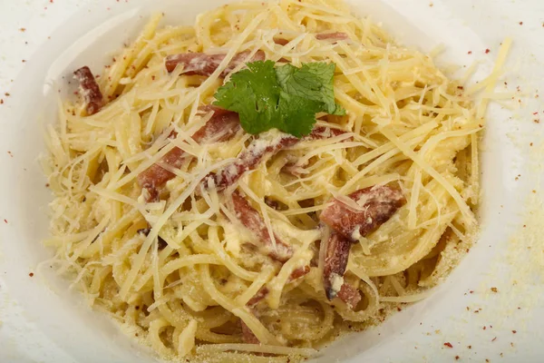 Köstliche Pasta Carbonara Mit Parmesan Und Basilikum — Stockfoto