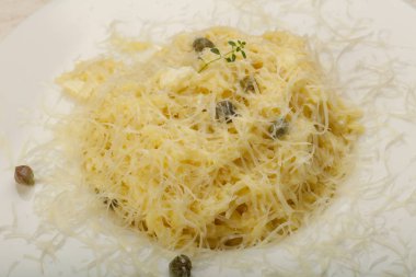 Makarna peyniri, parmesan ve Kapari