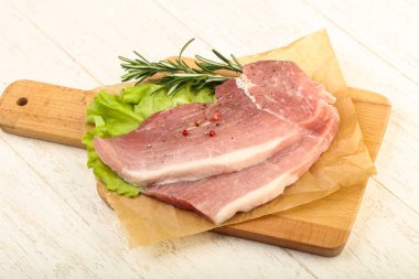 pişmemiş domuz biftek