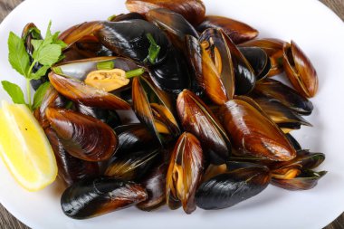 Maydanoz ile haşlanmış midye