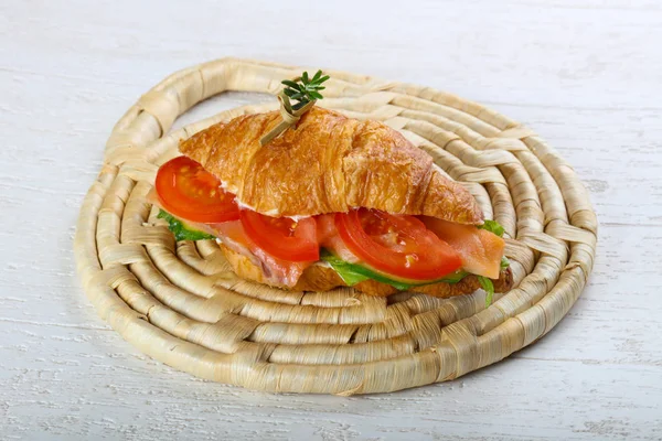 Croissant fresco con salmón —  Fotos de Stock