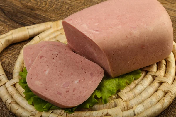 Jambon salata yaprakları üzerinde